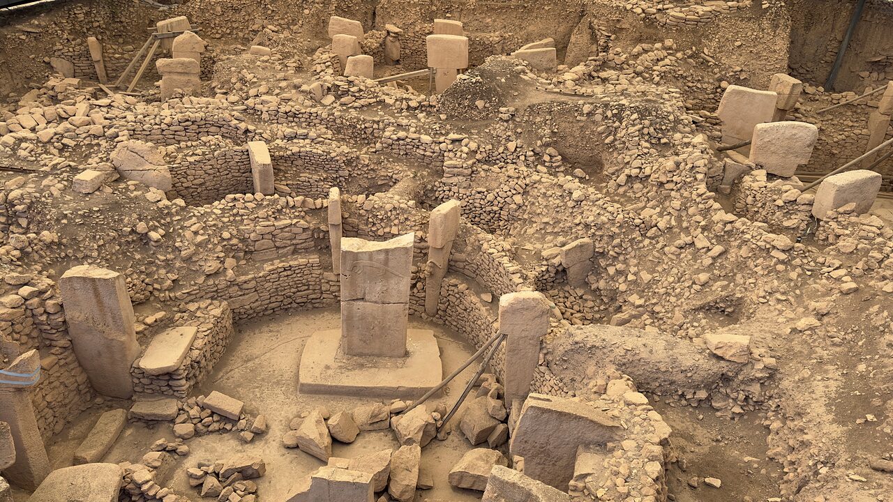 A great enclosure from above: T-pillars set into walls and benches around two taller central pillars