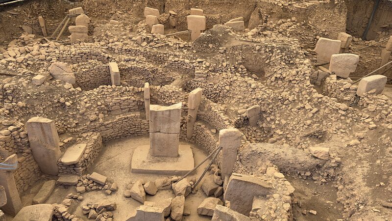 A great enclosure from above: T-pillars set into walls and benches around two taller central pillars