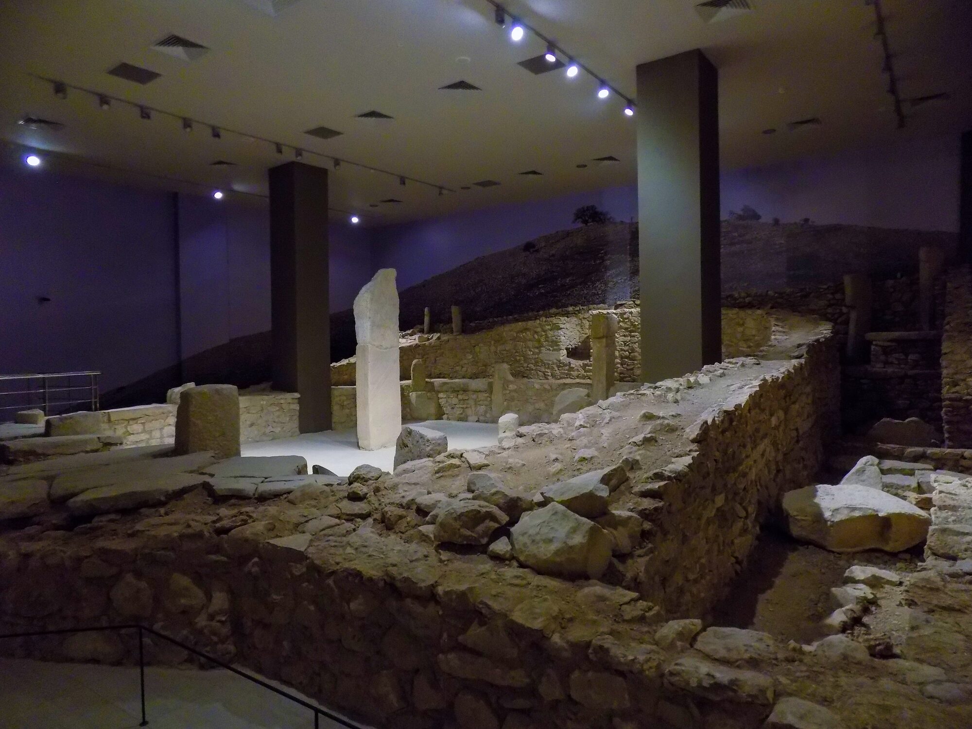 The Şanlıurfa Archaeology Museum’s reconstruction of the Nevalı Çori cult building, with its T-pillars set into the walls