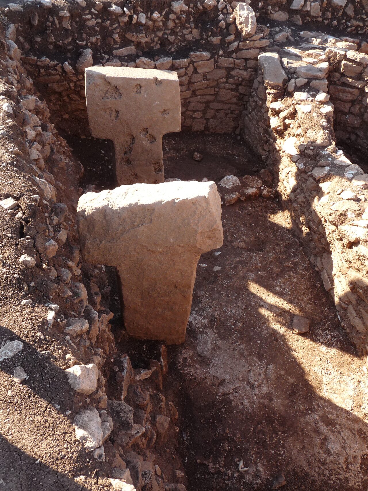 T-shaped pillars standing in a trench at Sefer Tepe