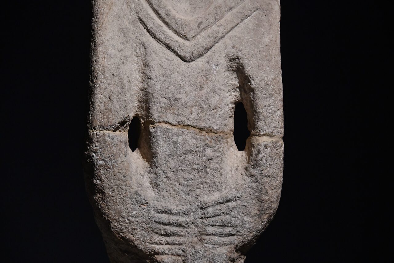 Urfa Man in the Şanlıurfa Archaeology Museum: the hands meet at the front, a V-shaped band circles the neck